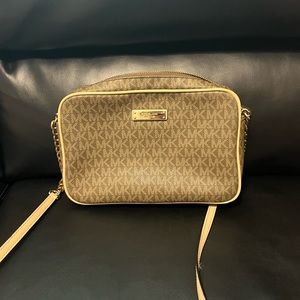 crossbody purse. good for any occasion. used a couple of times. looks brand new